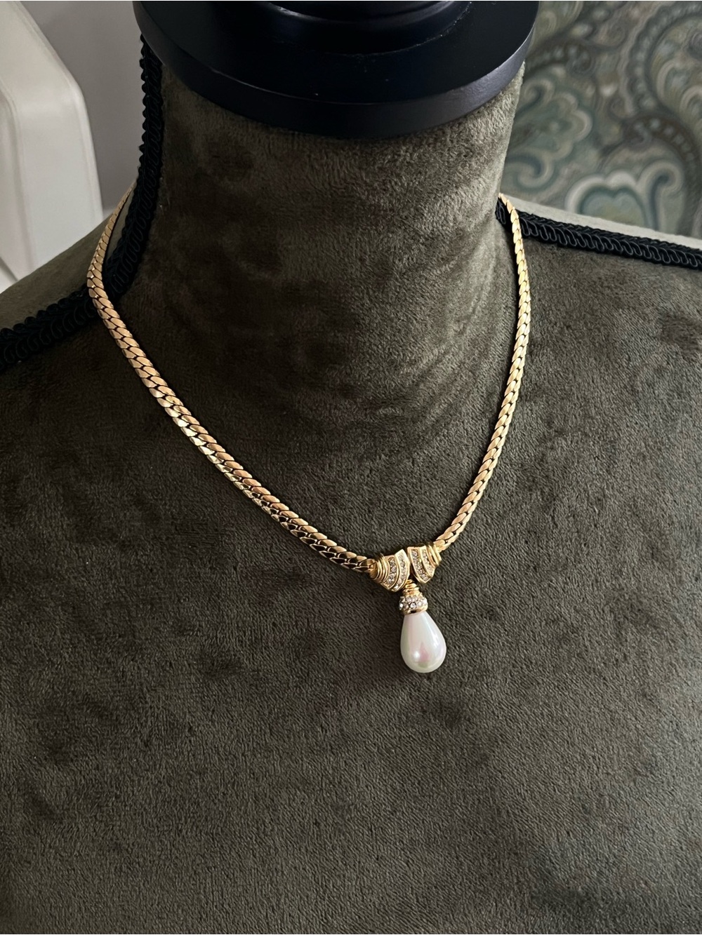Vintage Christian Dior Teardrop Pearl Dangle Rhinestone Knot Gold Chain Necklace - Picture 2 of 9